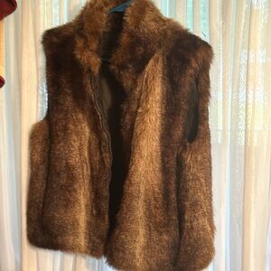 Fur vest size lg it doesn’t have a tag but my mother wore it…looks brand new
